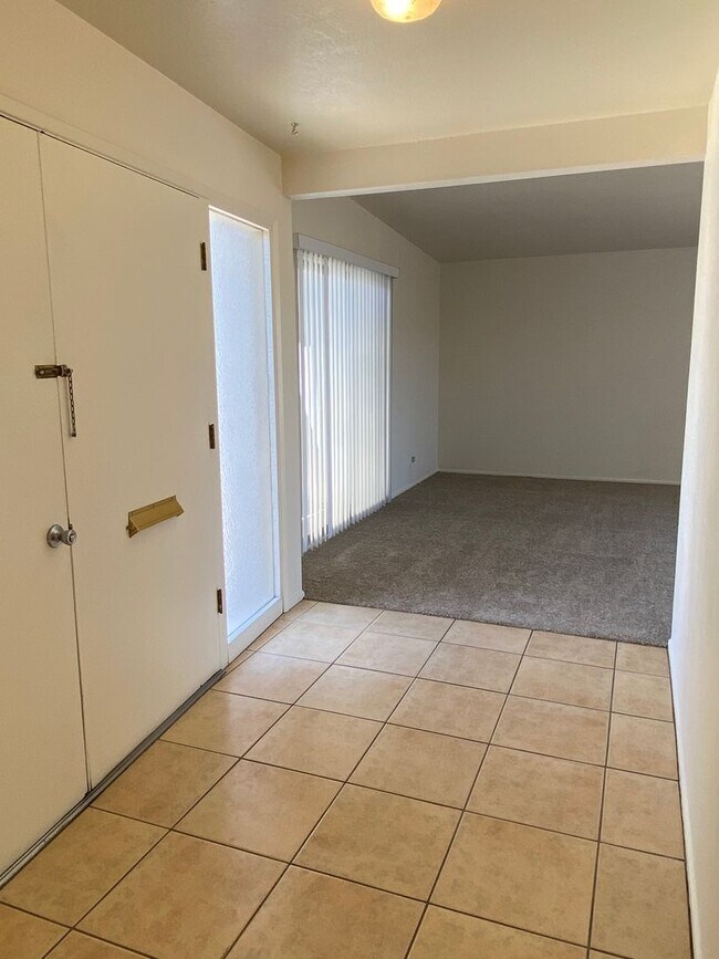 Building Photo - Scottsdale 4 Bed. 1.75 Bath located In Tow...