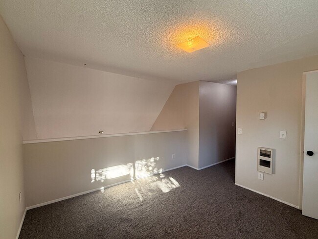 Building Photo - Spacious 1 Bedroom Duplex, Great Location, W/D In Unit, Bright Living Space!!