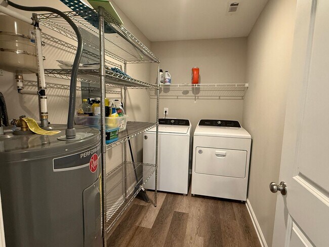 Building Photo - 3 Bedrooms, 2 Bathrooms - Home in North Rome!