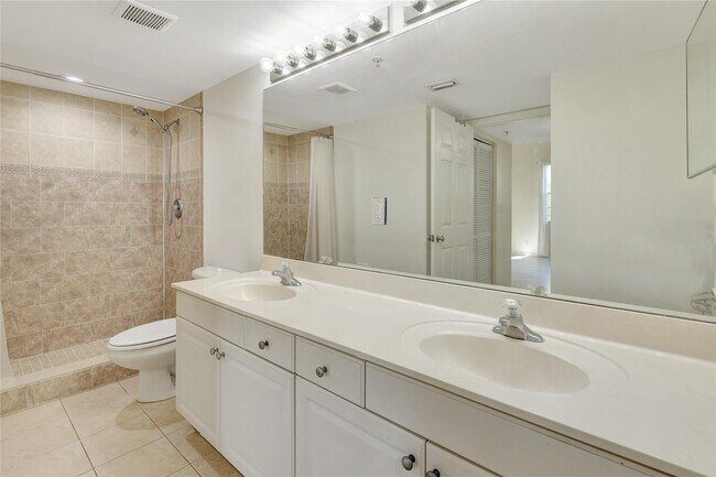 Building Photo - 529 E Sheridan St