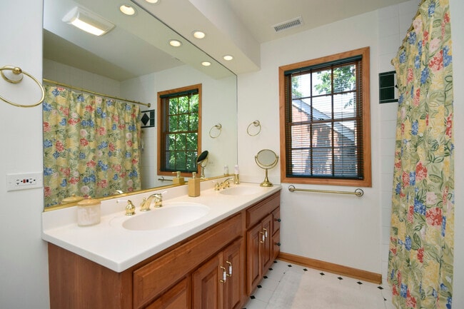 Building Photo - 319 Wesley Ave