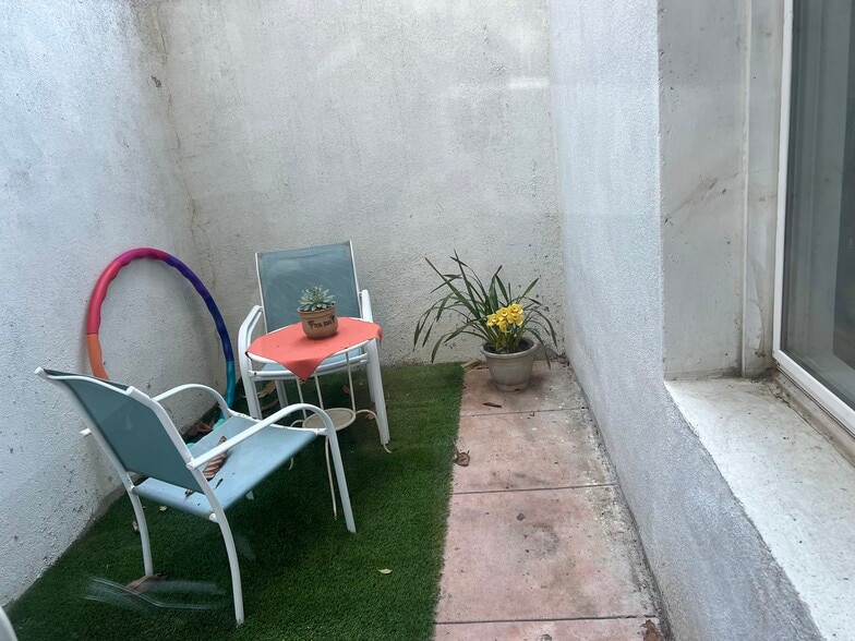 Private patio - 524 37th Ave