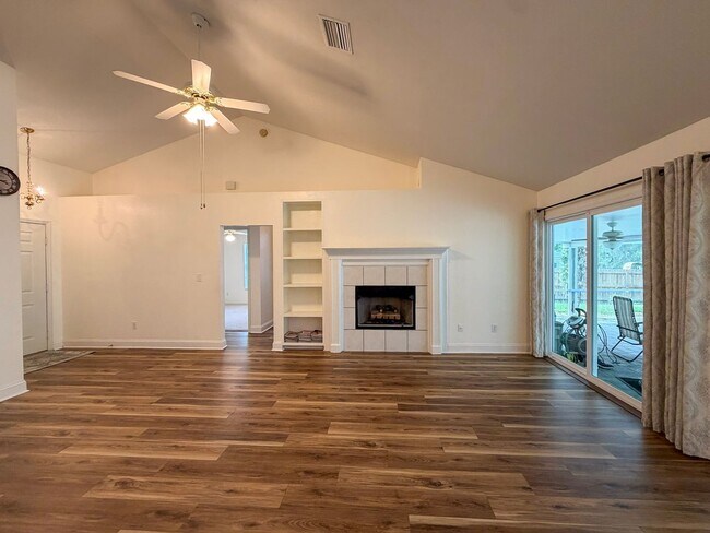 Building Photo - 4BR/2BA POOL home in NW Gainesville!