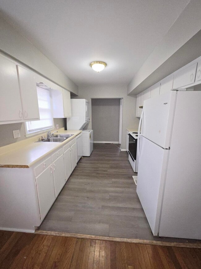 Building Photo - 2144 Tamarack Dr