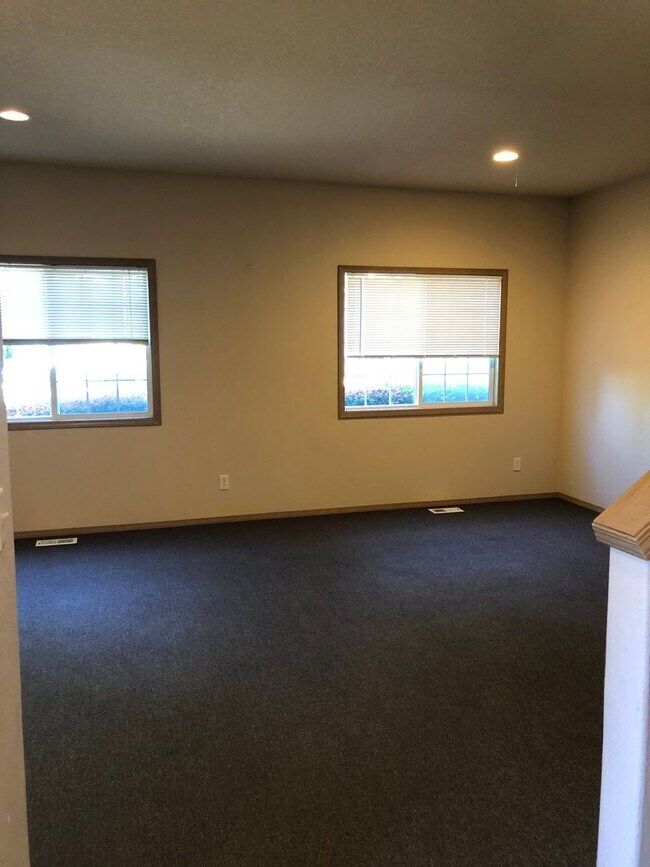 Building Photo - Small Pet Friendly! 4 Bedroom, 2 Bathroom Close to Campus!