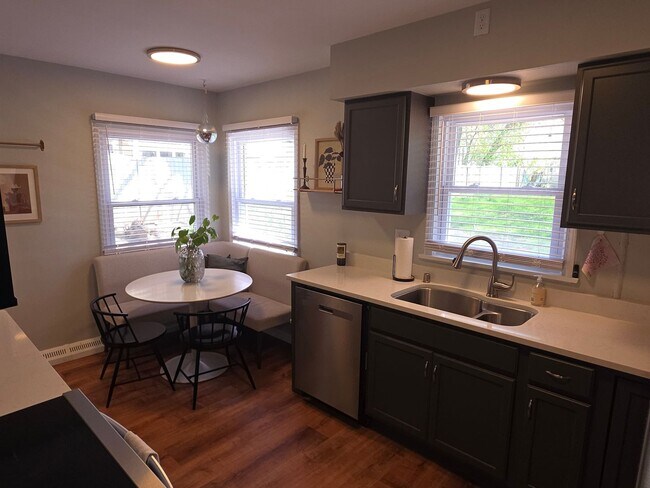 Building Photo - Updated Tosa 2 bedroom townhouse