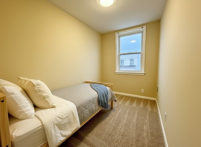 Building Photo - 722 Mollbore Terrace