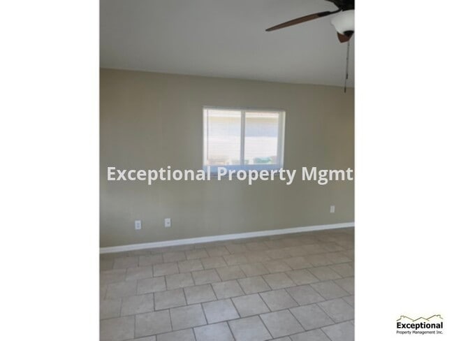 Building Photo - 2x2 Duplex with Garage! Available Now! Owners Special!