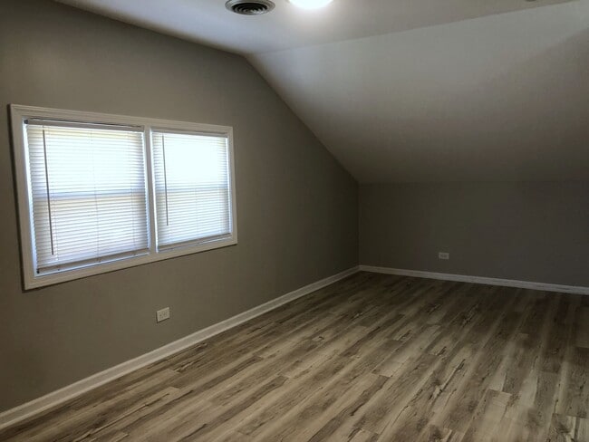 Building Photo - Fresh 3bed/2bath Home Close to Transportation Fenced Backyard