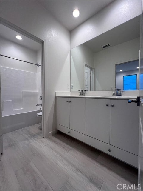 Building Photo - 211 Goldfinch St