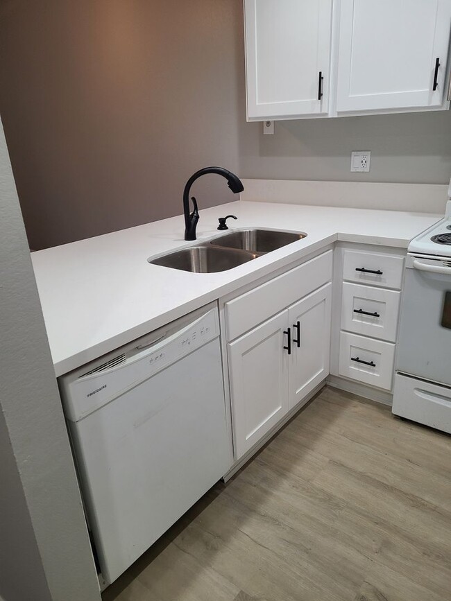 Primary Photo - FASHION VALLEY HOME