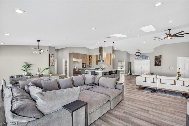 Building Photo - 363 E Robindale Rd