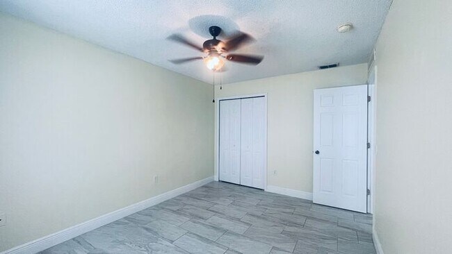 Building Photo - 729 Del Rio Way
