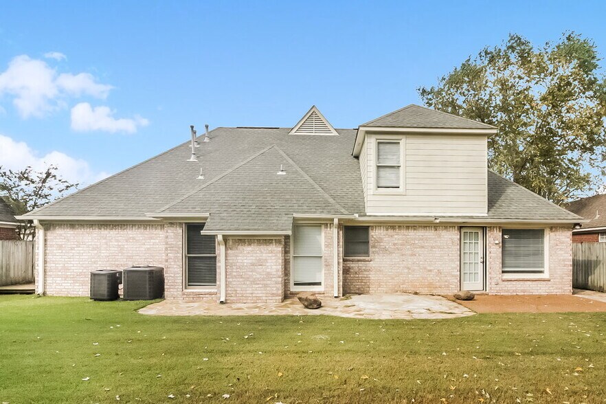 Building Photo - 10221 Green Moss Dr N