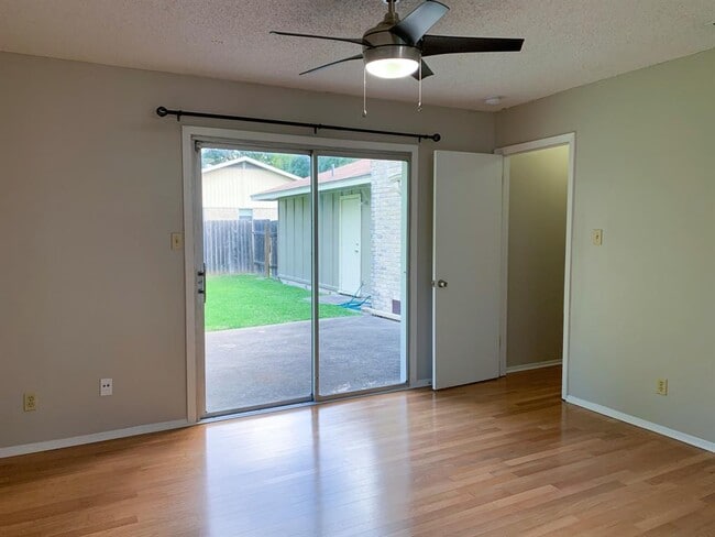 Building Photo - 9222 Meadow Vale