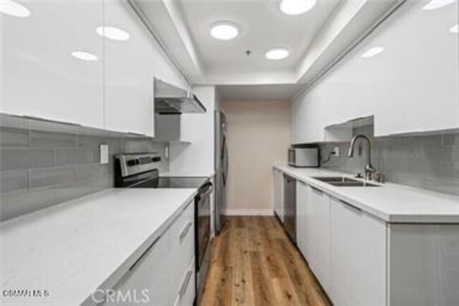 Building Photo - Extensively remodeled huge 1 bedroom/1.25 ...