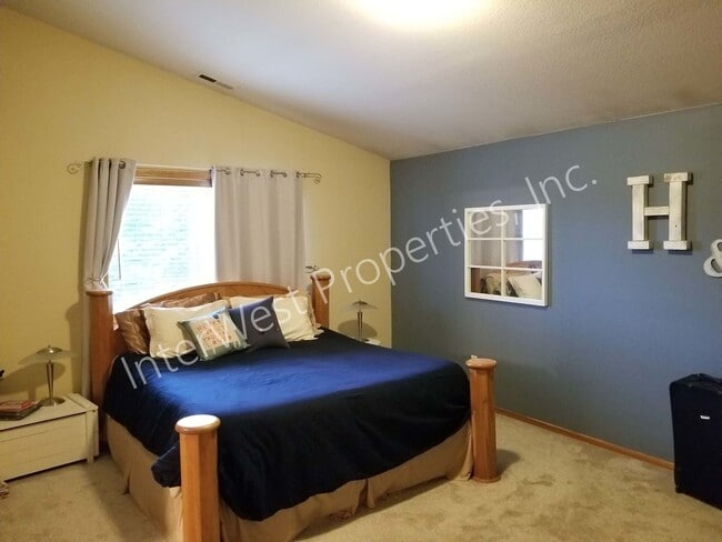 Building Photo - Large 3 Bed 2.5Ba Vancouver Beauty W/ Gas Fireplace, Dog Run, Fenced Yard & So Much More!