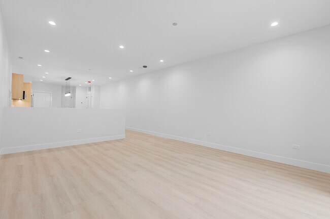 Building Photo - 904 W Dakin St
