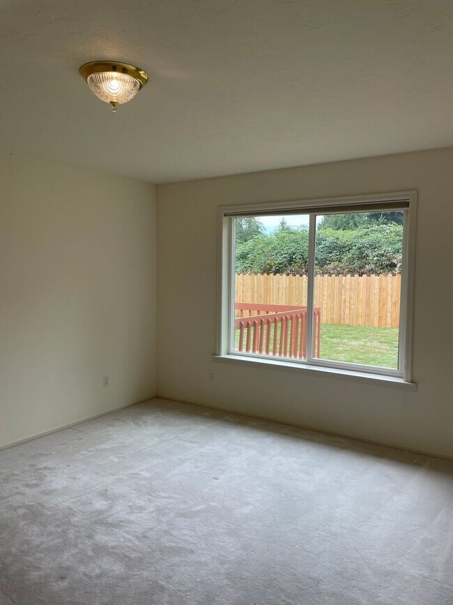 Building Photo - Single Level Useless Bay Home with Bonus Room!