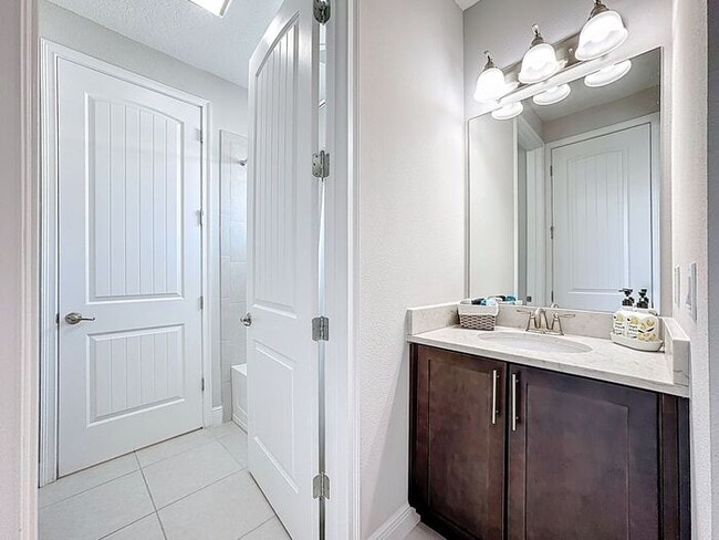 Building Photo - 8 Bedrooms 7 baths on a resort community