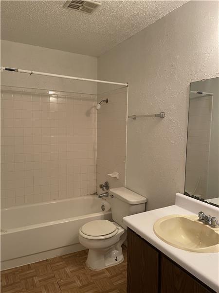Building Photo - 2800 Victory Dr