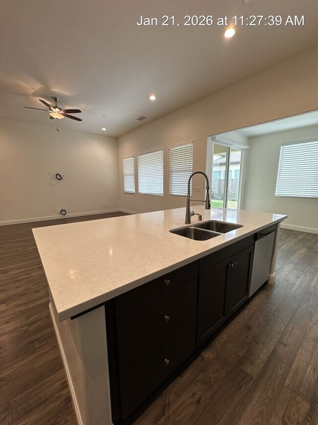 Building Photo - 4 Bedroom home located in Northside Visalia! Available Now!!