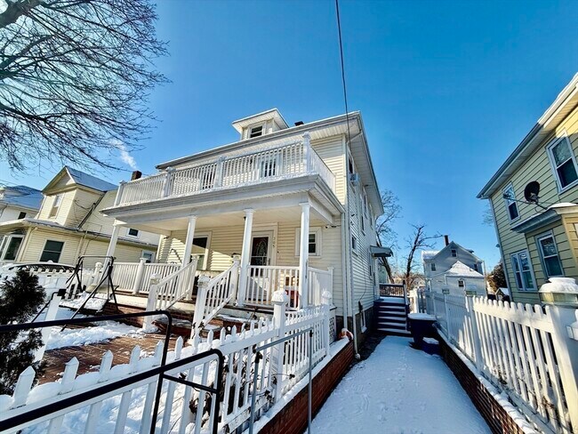 Building Photo - 305 Safford St