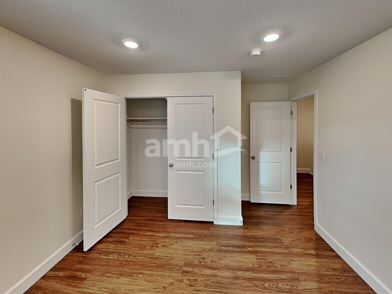 Building Photo - 2402 E Tumbleweed Rd