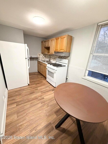 Building Photo - 19 Brook St