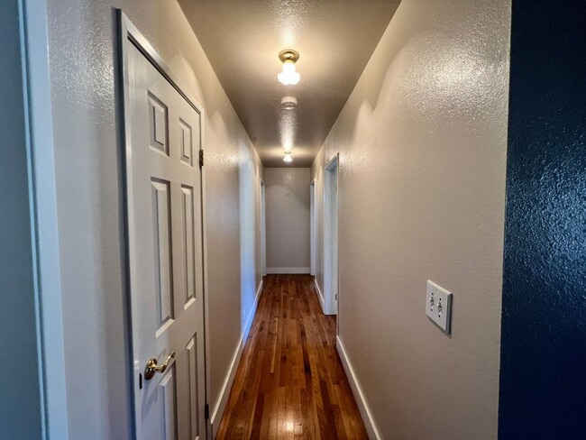 Building Photo - BEAUTIFUL Mountain Home