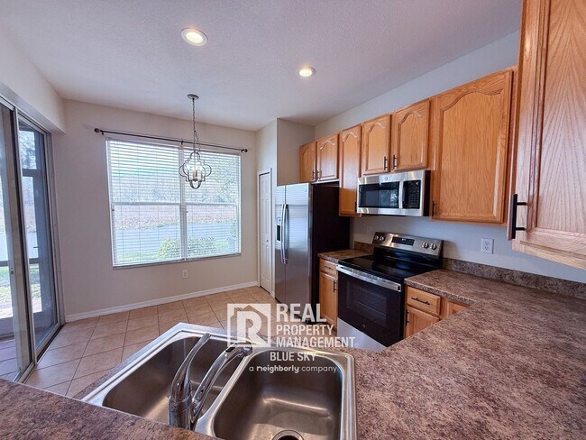 Building Photo - 2047 Park Crescent Dr