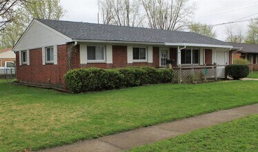 Building Photo - 3 Bedroom, 1 Bath House w/Attached Garage and Fenced Yard