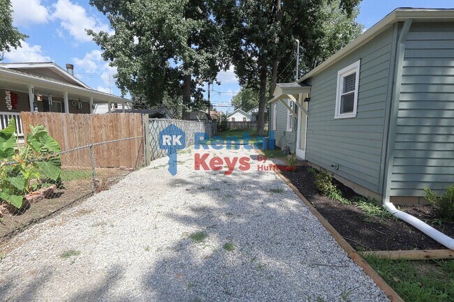 Building Photo - Three Bedroom House | New Flooring
