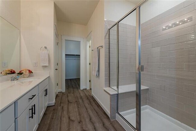 Building Photo - Beautiful townhome/condo located in Pfluge...