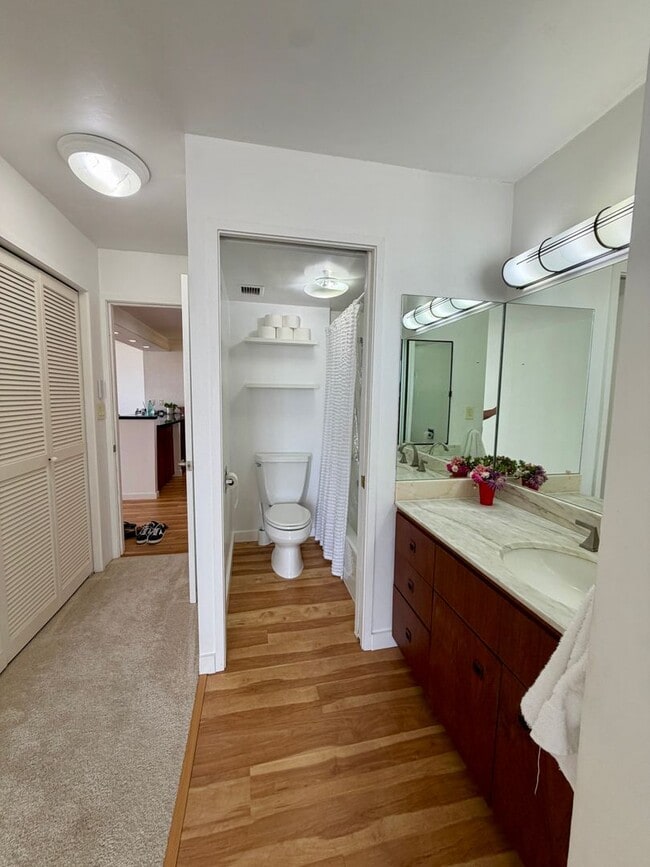 Building Photo - Luxury High-Floor Condo with Panoramic Ocean & Diamond Head Views | 2 Parking | Great Building Am...