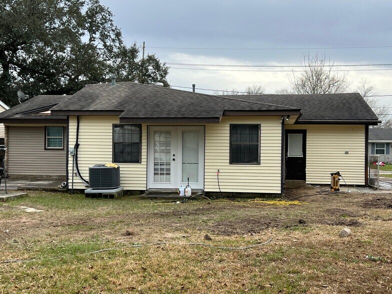 Building Photo - 2412 Riverbend Dr