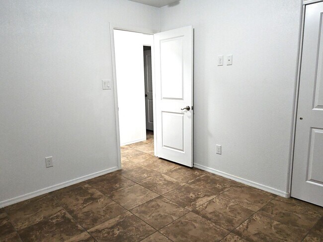 Building Photo - 3 bedroom/2 bath home for Rent