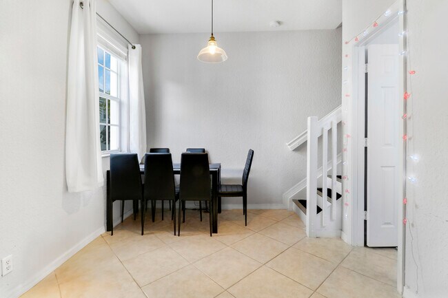 Building Photo - 107 Pond Apple Ln