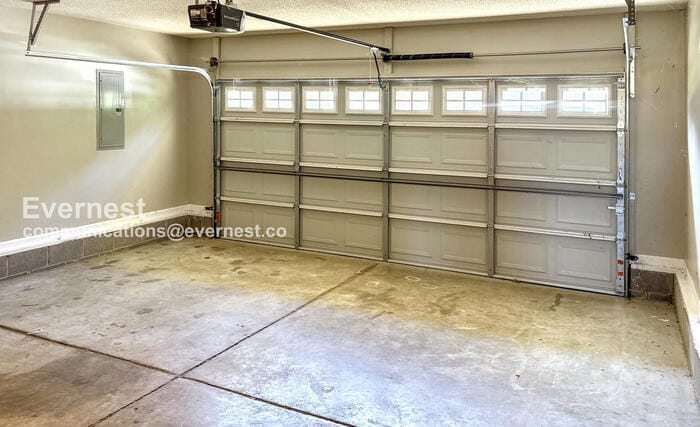 Building Photo - 619 St Clair Ln