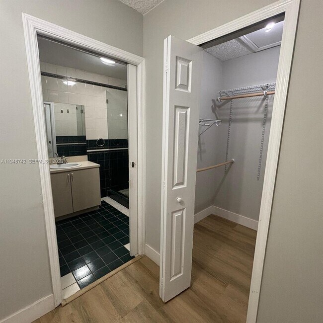 Building Photo - 9752 SW 145th Pl