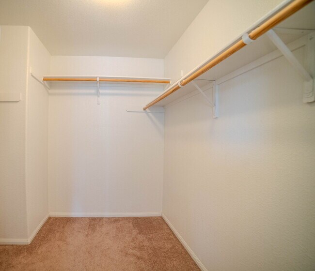 Building Photo - "Spacious 3-Bed, 3-Bath Gem on Bridgewood Drive"