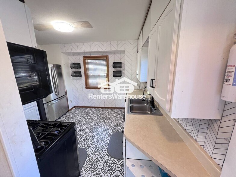 Building Photo - 2949 York Ave N