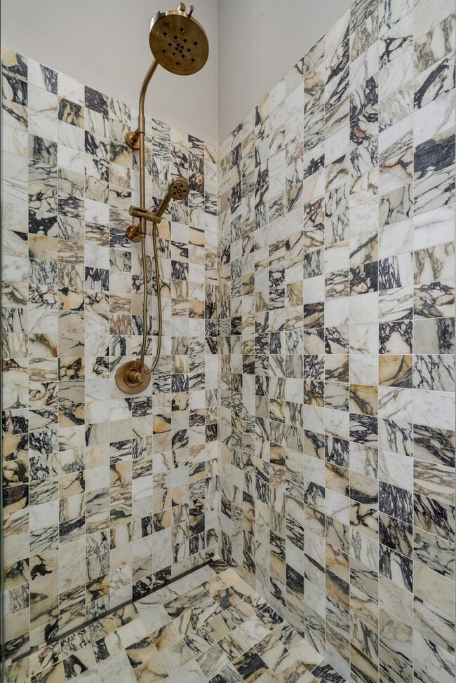 Building Photo - 1019 N Wolcott Ave