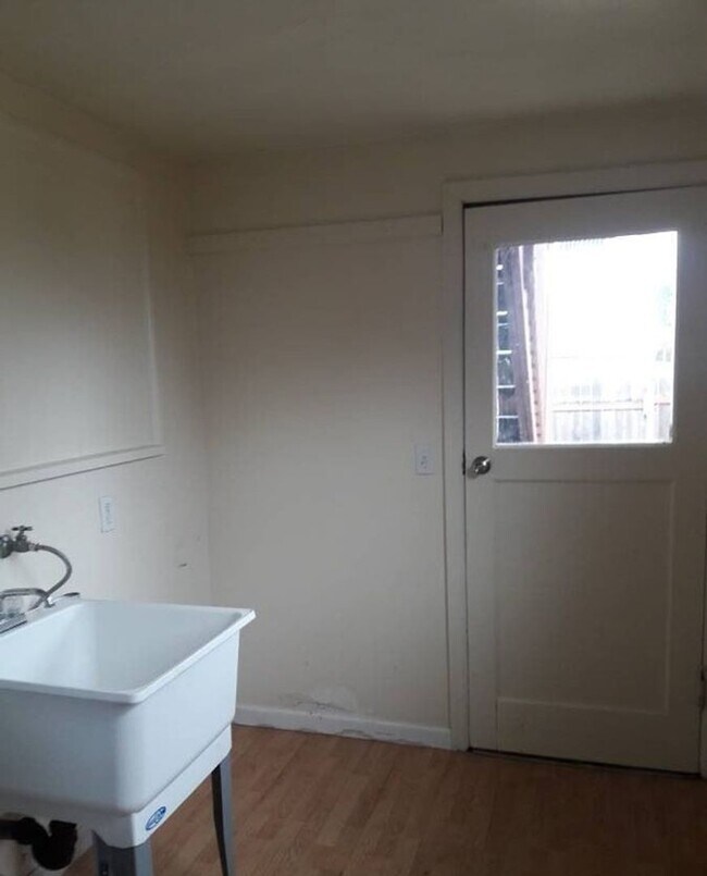 Building Photo - 1233w8