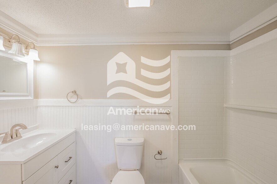 Building Photo - 487 6th Ave SW