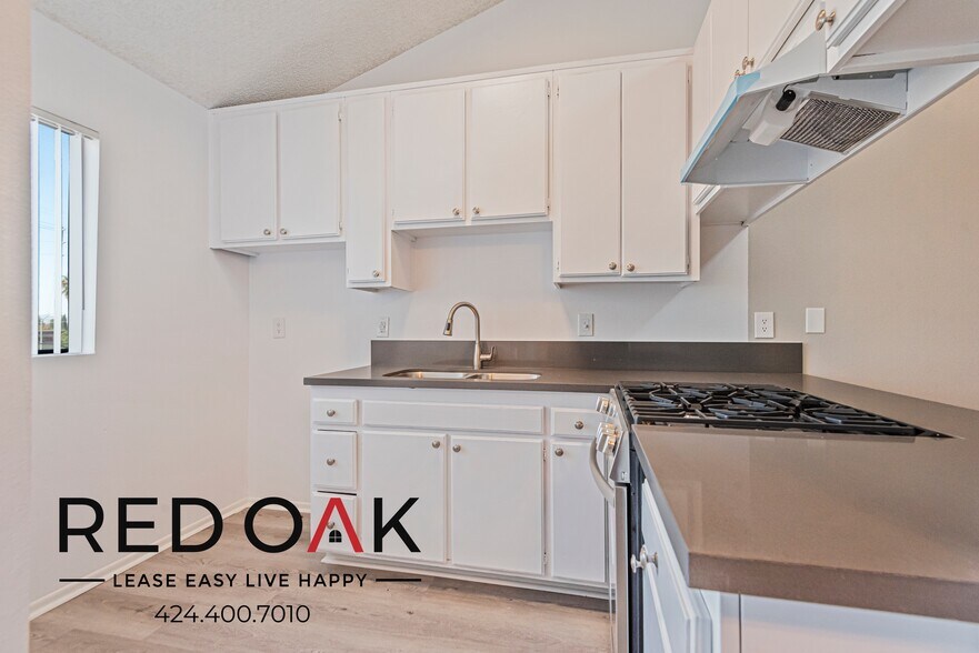 Building Photo - 8614 Woodley Ave