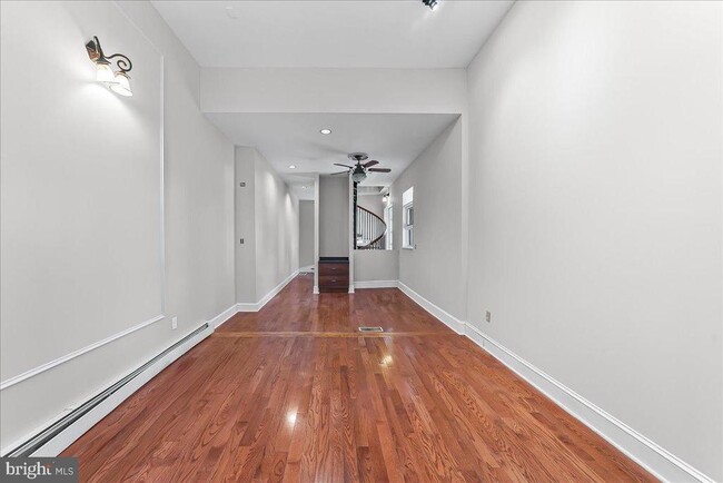 Primary Photo - 240 W Miner St