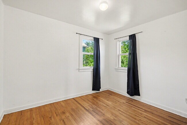 Building Photo - Charming 2-Bedroom Wheat Ridge Bungalow Near Sloan’s Lake - Available Now!