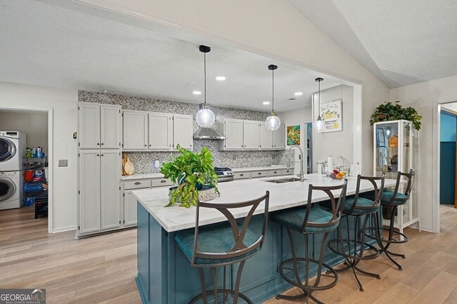 Building Photo - 8671 Twin Oaks Dr