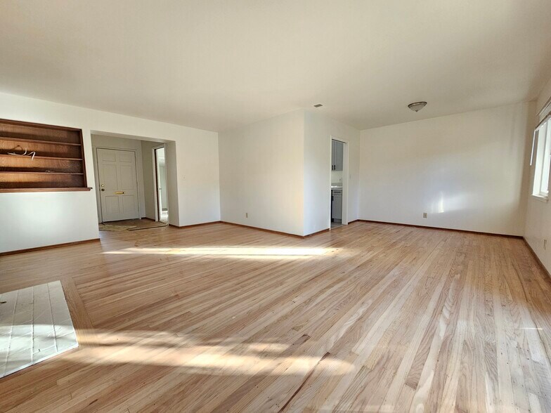 Building Photo - 819 Linden Ln